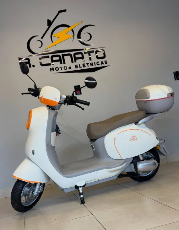 Scooter Vintage Branca com Baú
